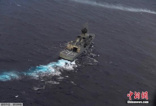 资料图：当地时间2014年4月13日，澳大利亚印度洋，新西兰皇家空军“猎户座”飞机拍摄一艘澳大利亚船只在继续搜寻失联马航客机MH370。