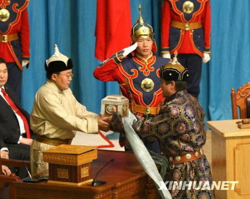 资料图：2009年6月18日，蒙古国当选总统查希亚・额勒贝格道尔吉从前总统那木巴尔・恩赫巴亚尔手中接过总统印。
