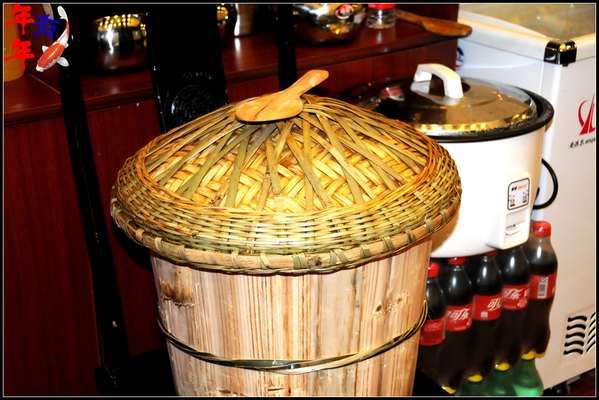 店里的米饭是用传统的木桶蒸出来的,米饭有一种特有的清香.