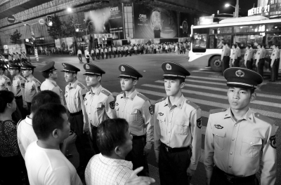 十一长假期间，为应对南京路步行街至外滩一线的大客流，上海武警在各大过街路口的斑马线上筑起人墙，保障过街民众安全，成为上海假日一道亮丽的风景线。图/CFP