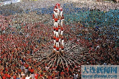 西班牙举行"叠人塔"比赛(图)