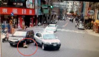 王姓女子（左下）倒地后，遭后方来车辗过。来源：台湾《联合报》