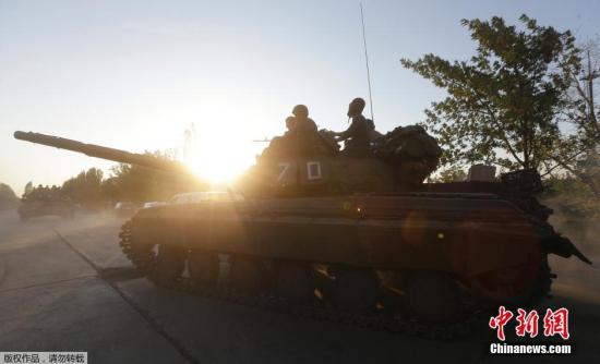 当地时间2014年9月5日，乌克兰马里乌波尔，乌克兰军人坐在装甲车上。乌克兰总统波罗申科对当天乌政府与民间武装在白俄罗斯签署的停火备忘录表示了肯定，称其为“解决乌东部危机的基础”。