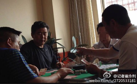 疑似汉中市水利局前局长董春元（中间黑衣者）在与人打麻将（图片来自网络）