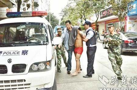 图为:民警控制吸毒男子