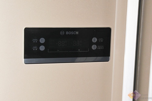 这款冰箱的显示屏分别显示冷藏室/冷冻室的室温环境状态。冷藏室的设定范围在2℃~8℃，冷冻室的设定范围在-16℃~-24℃，加减符号分别调节温度的高低。