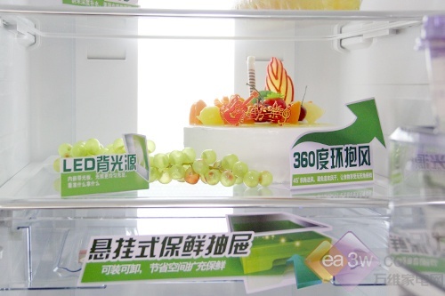 冷藏室内配有独立保鲜室,单独可调节变温控制面板,用户可以根据实际的需求进行设置,让冰箱的使用性大大增强,使用体验更为出色。