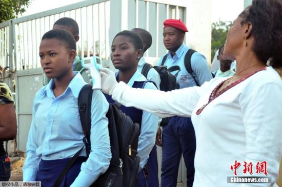 当地时间9月22日，尼日利亚和塞内加尔两国为预防埃博拉病毒蔓延，对在校的学生进行体温监控和日常卫生管理。中小学生上课前排队洗手成为每日必修课。