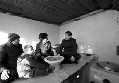 2012年12月30日，习近平在河北省阜平县看望慰问困难群众，考察扶贫工作。（资料图片）新华社发
