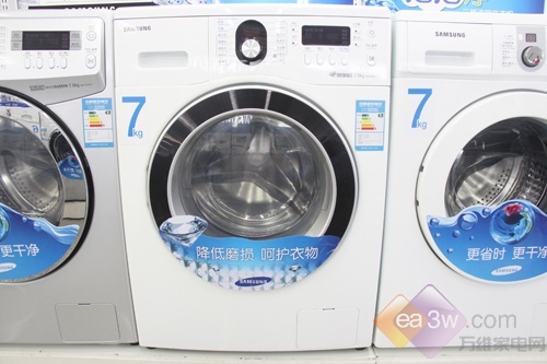 这款三星WD8704REG洗衣机采用简洁的白色外观，看似简单，却非常有内涵。洗涤容量达到了7公斤，而且集烘干于一体，解决了夏天多雨时期洗衣晾干的问题。