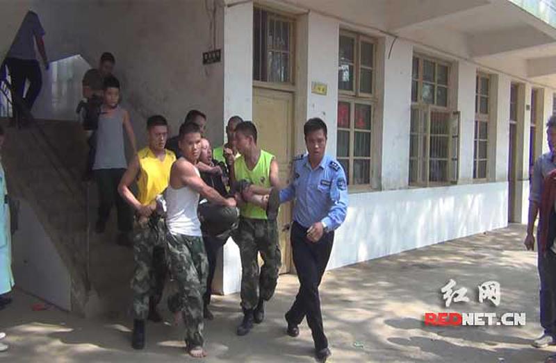 湖南永州一男子校园内挟持女童扬言跳楼 警民