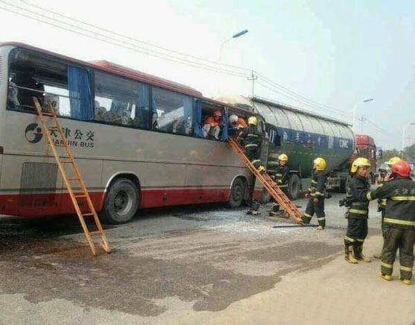 天津一公交车追尾水泥罐车 已致4死26伤(图)