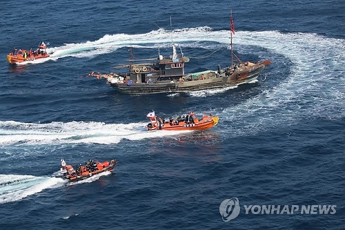 当地时间10日上午8时30分许，在韩国全罗北道扶安郡以西144公里海上，一艘中国渔船“鲁营渔50987号”上的渔民遭到韩国海警方盘查。(韩联社)