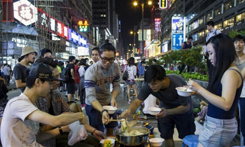 少数示威者霸路占道,吃喝玩乐,严重影响市民的日常生活,有市民怒斥其