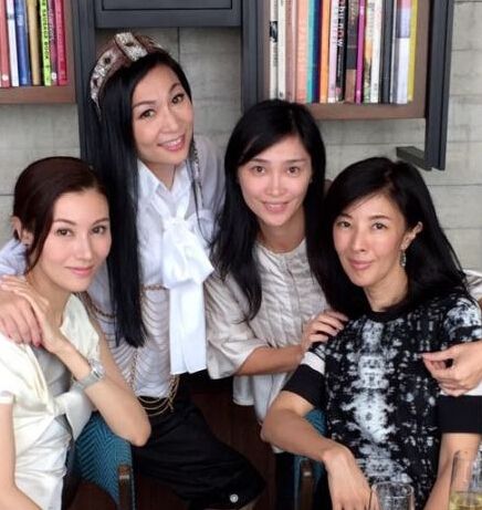 44岁李嘉欣与三闺蜜聚会被赞十年容颜不老图