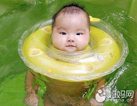 新生宝宝学游泳不能用脖圈,专家说的!