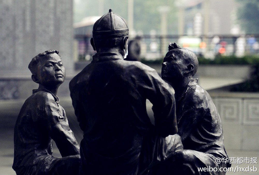 雾霾笼罩成都 孩童雕塑被戴上口罩(高清组图)-中国学网-中国综合信息门户网站