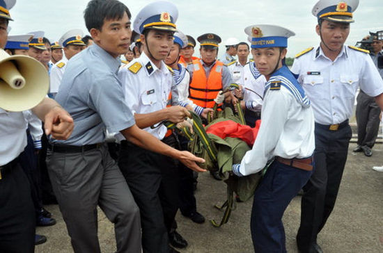 10月7日，这名海军中尉的遗体由KN-812渔政船运回。