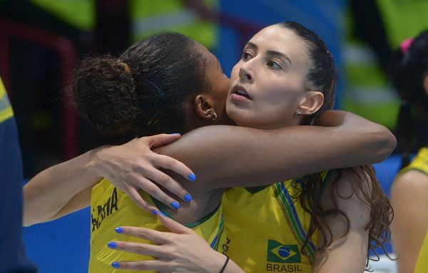 图文:美国女排3-0巴西进决赛 法比亚娜谢拉
