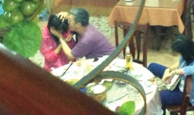网友发布的王小箭吃饭时抱吻女生的照片。网络截图