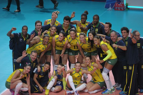 图文：巴西女排胜意大利摘铜 巴西队合影