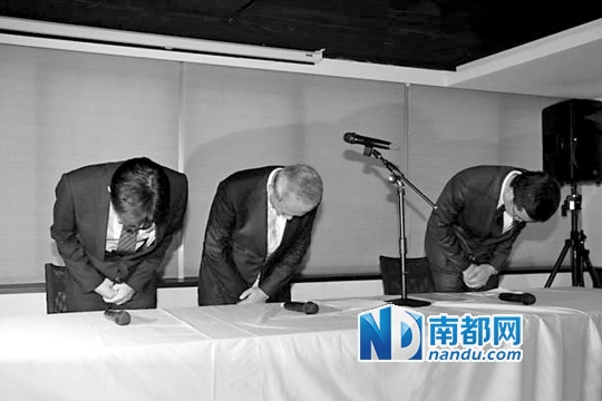 顶新制油公司、正义公司董事长魏应充(上图及下图中)宣布辞职,面对传媒含泪鞠躬道歉,并表示关闭油厂。