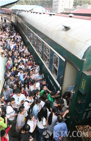 78岁中华门火车站将告别客运舞台 送别市民堪比春运(组图)