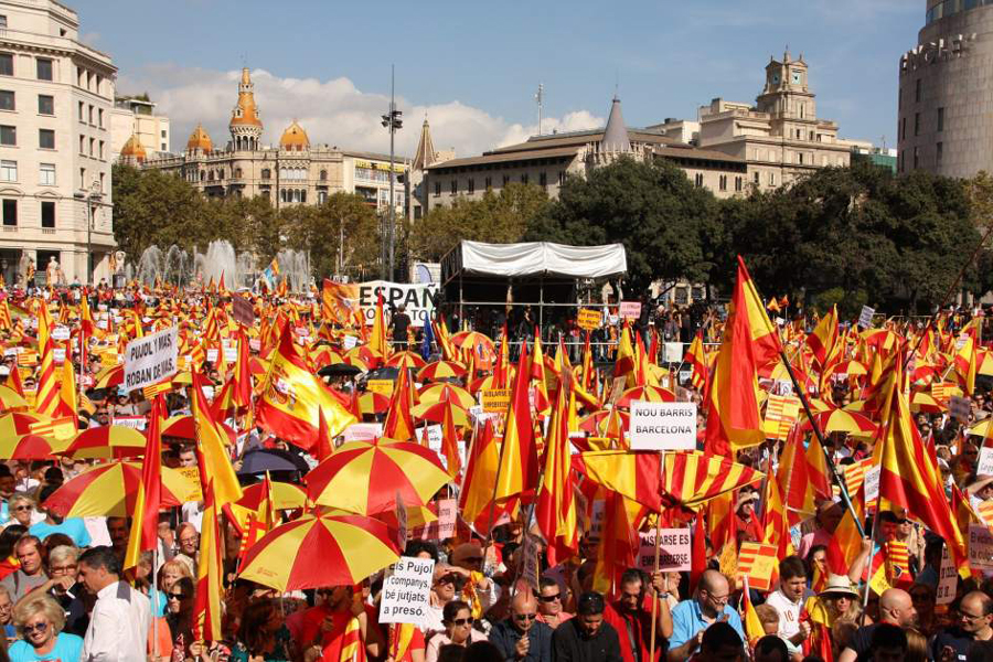 巴塞罗那4万人集会 反对加泰罗尼亚闹独立(高清组图)