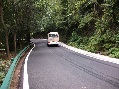 [湖南]南岳公路局抓住晴好天气修补沥青路面(组