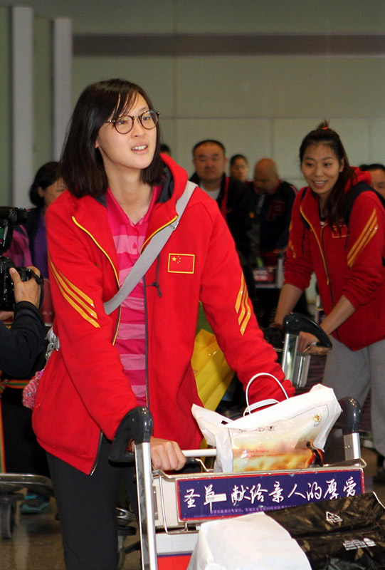 组图:中国女排载誉归国 郎平机场遭媒体围堵