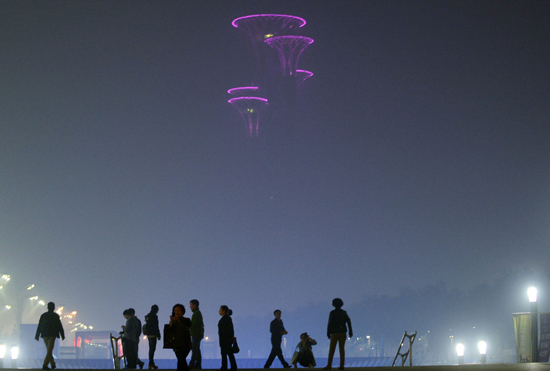 10月9日，北京奥林匹克公园雾气笼罩。8日，北京发布空气重度污染黄色预警。郝羿摄