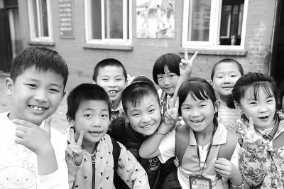 行知实验学校孩子们的笑容天真灿烂. 本报记者 冯蕾摄