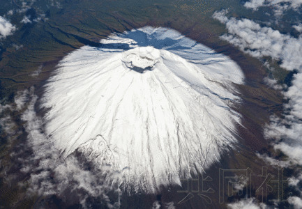 日本富士山首次披上银装 较往年晚16天(图)