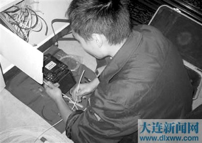 工作人员在用户家安装光纤宽带