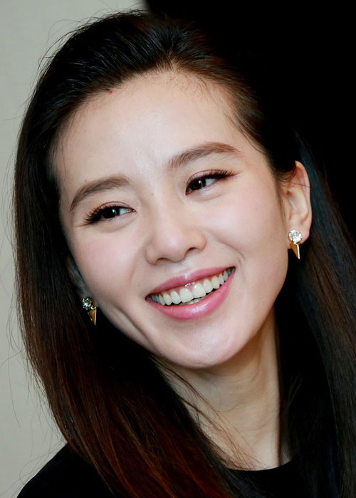 一线女星都是东方式吊眼 黑眼线棕眼影各有特色