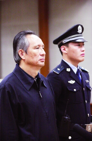 宣判时,56岁的张曙光表情木然,面容憔悴。通讯员 王鑫刚/摄