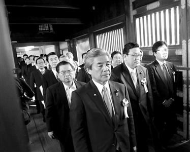 10月17日，在日本东京靖国神社本殿，一些日本国会议员前往参拜。　新华社