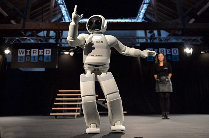 本田的人形机器人在英国伦敦有线会议上展示爬楼梯技能.
