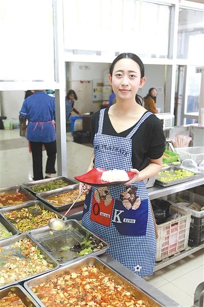 西政食堂内,"卤肉西施"正在打饭