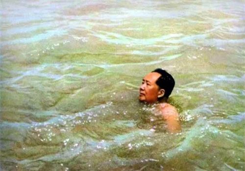 毛泽东从63岁到73岁的十年间 曾18次畅游长江