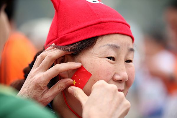 图文:2014年北京马拉松 脸上贴国旗