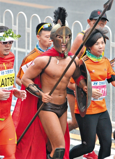 一位马拉松参赛者打扮成罗马战士的模样。