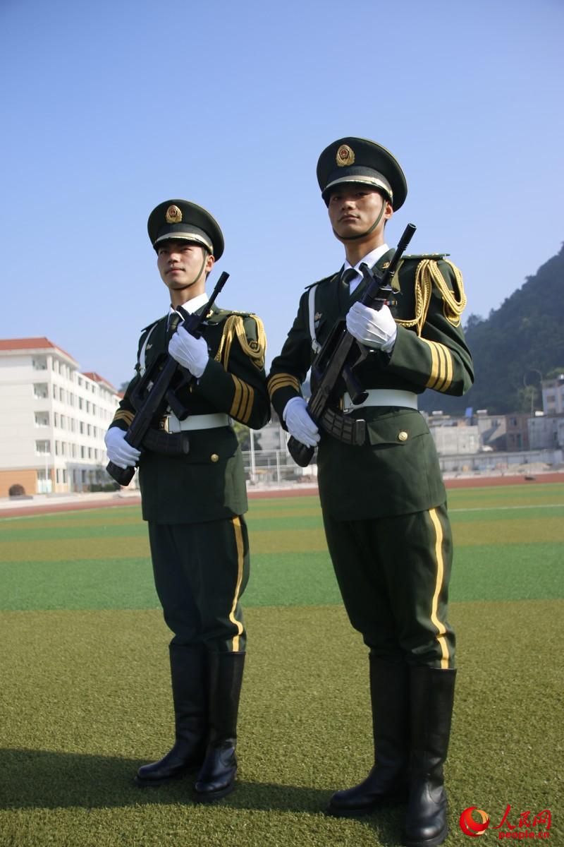 英姿飒爽的护旗警官