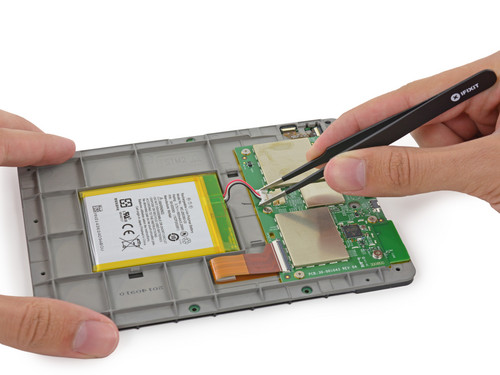 电池与主板分离(图片来自iFixit)