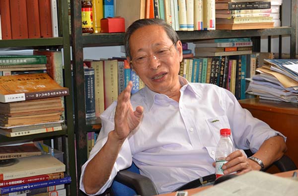 杨天石,中国社会科学院荣誉学部委员,中国社会科学院近代史研究所研究员,中央文史研究馆馆员,著名中国近现代史学者。