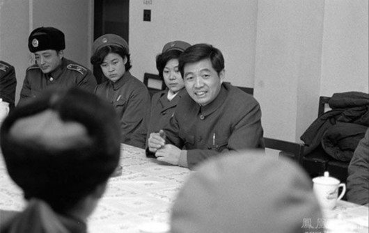 1984年12月，胡锦涛升任共青团中央书记处第一书记。图为1985年1月12日，时任共青团中央第一书记的胡锦涛接见武警部队读书演讲小分队的干部、战士并同他们一起座谈。