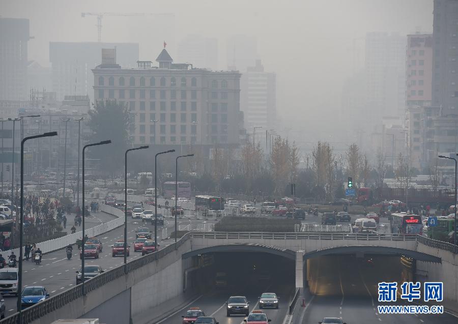 当日,山西省太原市被灰色雾霾所笼罩,空气质量为重度污染.