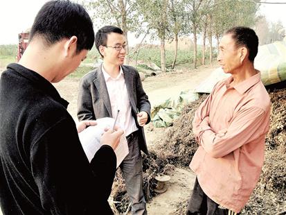 图为：当地村民（右）对记者表示并未购买农机