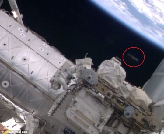 美国国家航空航天局发布了一段宇航员在太空行走的视频，画面中有一个神秘的模糊身影，好像一个圆盘状的UFO。