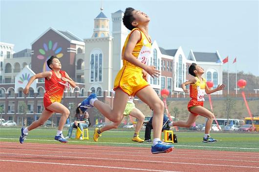 【图】伍家岗首届中小学生田径运动会开幕(图)